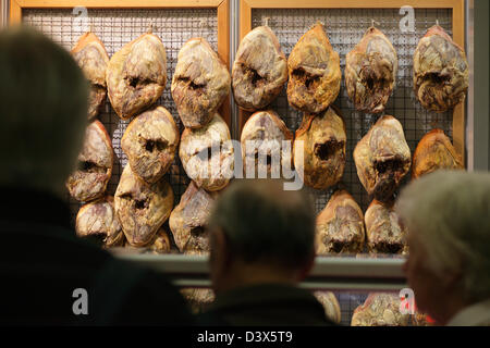 Berlin, Deutschland, stand für luftgetrockneten Schinken-Knochen Stockfoto