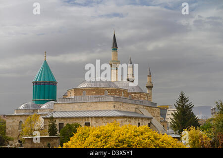 Grab von Rumi Mevlevi-Founder bei Mevlana Museum mit Selimiye und Aziziye Moschee Minaretten Konya Türkei Stockfoto