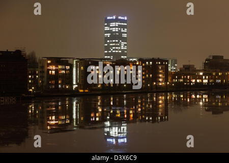 Berlin, Deutschland, Spiegelungen im See nachts Rummelsburger Stockfoto