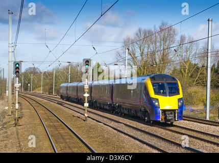 Am 15. Februar 2013 Geschwindigkeiten Klasse 180 110 Süden bei Arlesey mit einem ersten Hull Trains Service für London Kings Cross. Stockfoto