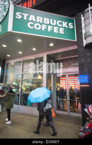 Ein Starbucks eine in Times Square in New York auf Samstag, 23. Februar 2013 zu sehen. (© Richard B. Levine) Stockfoto