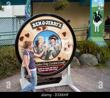 Schlepptau Kinder Stellen hinter einem Gemälde im Ben &amp; Jerry's World Headquarters in Waterbury VT USA Stockfoto