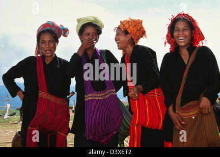 PA-O Frauen in bunten Kostümen am Mingala Markt, Inle-See, Myanmar Stockfoto