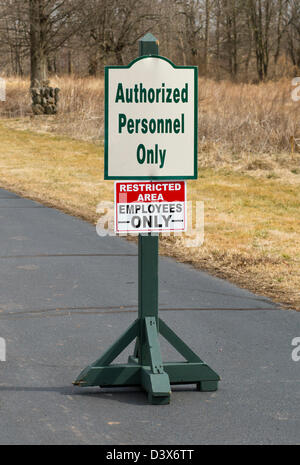 Sperrgebiet Schild autorisierten Fachpersonal durchgeführt werden. Stockfoto