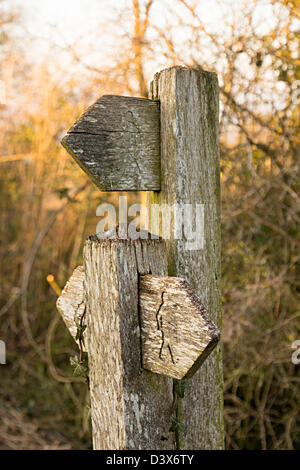 Alten undeutlich Wegweiser Fußweg zu unterzeichnen, auf hölzernen Pfosten, Trefecca, Brecon Beacons National Park, Powys, Wales, UK Stockfoto