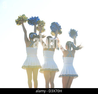 Kaukasische Cheerleader posieren zusammen Stockfoto