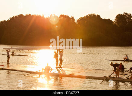 Kanada, Ontario, St. Catharines, The Royal Henley Regatta, Ruderer starten wird vorbereitet Stockfoto