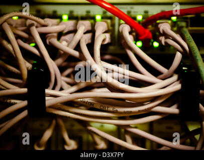 Verworrenen Router Kabel eingesteckt in eine kommerzielle server Stockfoto