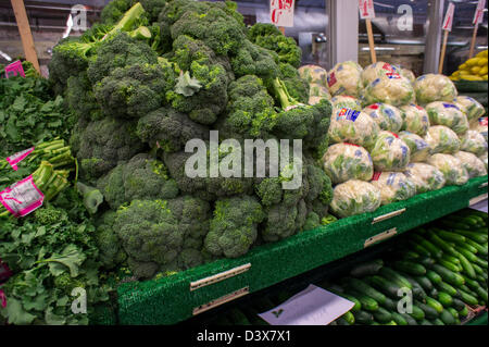 Brokkoli, Blumenkohl und anderes Gemüse sind auf den Verkauf in einem Lebensmittelgeschäft in New York gesehen. Stockfoto