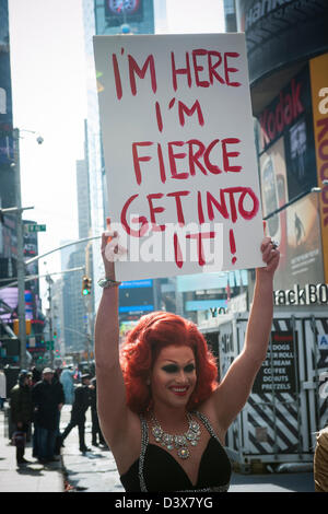 Proteste am Times Square in New York über St. Malachy Kirche Beschwerden über ein Drag zeigen nebenan Stockfoto