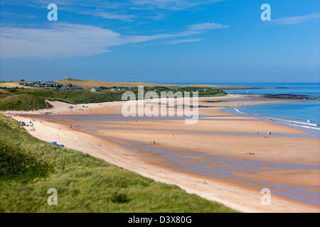 Blick über Embleton Bay in Richtung niedrige Newton-by-the-Sea, Northumberland Stockfoto