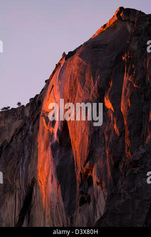 Untergehende Sonne beleuchten Schachtelhalm Falls im Yosemite National Park während des Malens der Felsformation rot Stockfoto