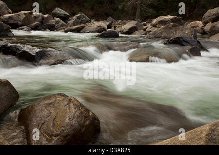 Weiche Zeitlupe Fluss Wasser über und um große Felsbrocken in Merced River Rapids der Yosemite Nationalpark schönen ruhigen malerischen fließende Stockfoto