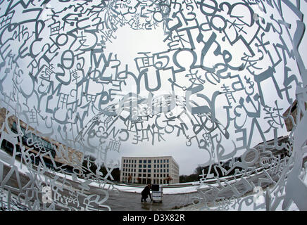 Frankfurt am Main, Deutschland. 25. Februar 2013. Abgebildet ist der graue Himmel über die Skulptur "Body of Knowledge" des spanischen Bildhauers Jaume Plensa auf dem Westend Campus, Goethe-Universität in Frankfurt Main, Deutschland. Nach Angaben der Universität ist das Metall Kunstwerk, bestehend aus acht Unterschied Alphabet Buchstaben als ein Symbol für eine transparente, offene Universität dienen. Foto: Frank Rumpenhorst/Dpa/Alamy Live News Stockfoto