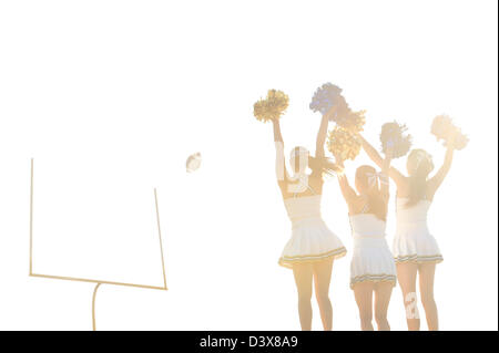 Kaukasische Cheerleader am Rande bei Fußballspiel Stockfoto