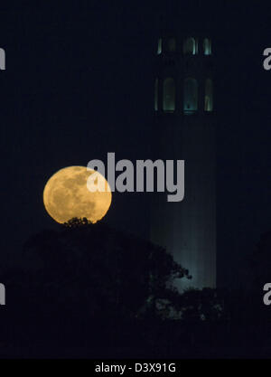 San Francisco, Kalifornien, USA. 25. Februar 2013. Der Vollmond steigt in der Nähe von Coit Tower in San Francisco, Kalifornien. (Bild Kredit: Kredit: Josh Edelson/ZUMAPRESS.com/Alamy Live-Nachrichten) Stockfoto