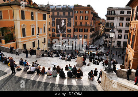 Menschenmassen genießen Sie die Herbst-Sonne an die spanische Treppe, Piazza di Spagna, Rom, Italien Stockfoto