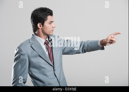 Geschäftsmann entfernt mit Finger zeigen Stockfoto