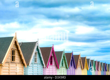 Mersea, Essex. Reihe von bunten traditionellen Strandhütte Stockfoto