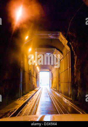 Die Anton Anderson Memorial Tunnel unter Maynard Berg wird von Automobilen und der Eisenbahn geteilt.  Whittier nach Portage Alaska Stockfoto