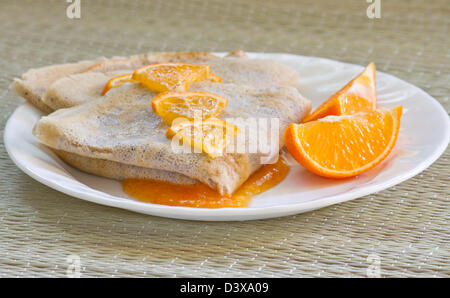 Dessert mit Crepes Suzette und Orange Stockfoto