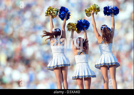 Kaukasische Cheerleader posieren zusammen Stockfoto