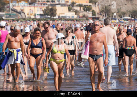 Menschenmassen drängen sich den Strand von Playa del Inglés, Gran Canaria Stockfoto