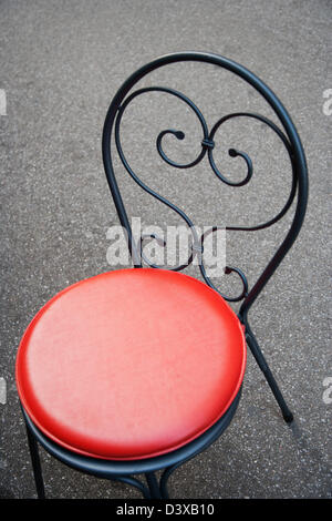 Nahaufnahme von einem leeren Stuhl, Taormina, Provinz Messina, Sizilien, Italien Stockfoto