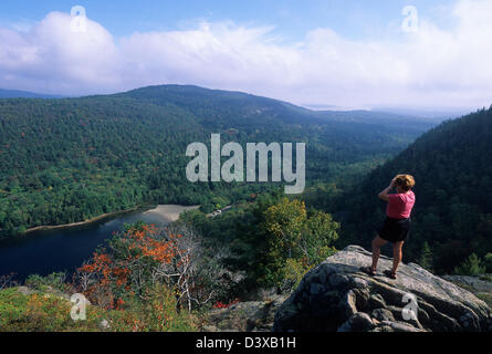 Elk282-2286 Maine, Acadia National Park, Echo Lake aus Buche Mt mit Frau Stockfoto