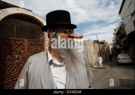 Haredi-Jude, der während des jüdischen Urlaubs von Purim in Mea Shearim, einer ultraorthodoxen Enklave in Westjerusalem Israel, Kostüm trug Stockfoto