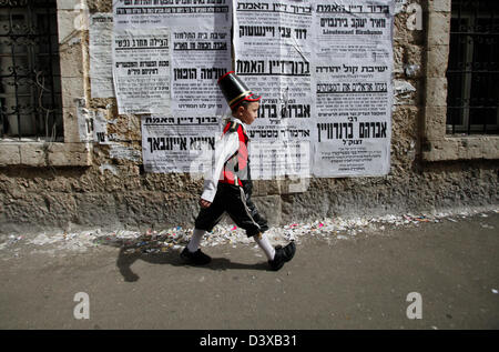 Der junge Haredi-Jude, der während des jüdischen Urlaubs von Purim in Mea Shearim, einer ultraorthodoxen Enklave in Westjerusalem Israel, Kostüm trug Stockfoto