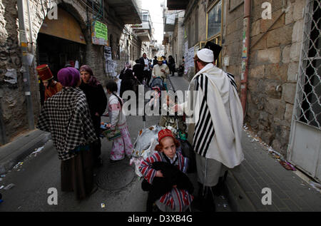 Haredi-Juden trugen während des jüdischen Urlaubs von Purim in Mea Shearim, einer ultraorthodoxen Enklave in Westjerusalem Israel, Kostüm Stockfoto