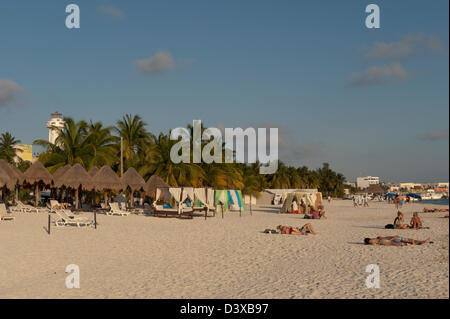 Sandstrand mit Menschen in Isla Mujeres, Mexiko Stockfoto