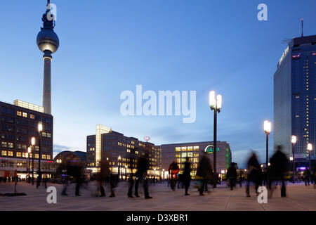 Berlin, Deutschland, den neu gestalteten Alexanderplatz im Zentrum von Berlin in der Abenddämmerung Stockfoto