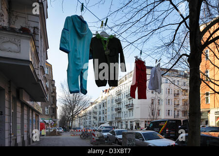 Berlin, Deutschland, Kinderkleidung hängt eine Wäscheleine Stockfoto