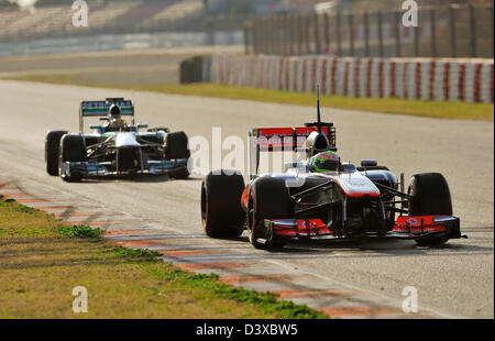 Sergio Perez (MEX), McLaren-Mercedes MP4-28 (vorne) und Lewis Hamilton (GBR) McLaren Mercedes Formel1 Tests Stockfoto