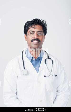 Südindische Arzt lächelnd Stockfoto