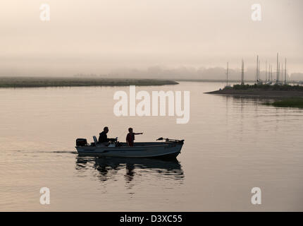 Fischer am Boot in frühen Morgenstunden in Saybrook, CT, USA Stockfoto