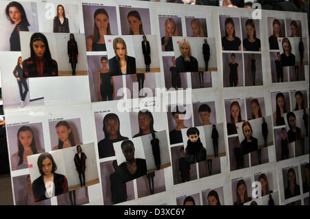 NEW YORK, NY - Februar 11: Modelle Compcards backstage bei der Zero + Maria Cornejo Herbst 2013 Modenschau am 11. Februar 2013 in New York City. Stockfoto