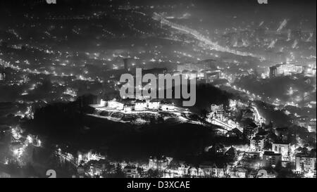 Eine Nacht-Exposition über die kleine Festung von Brasov sItuared bei einem Hügel in Ther Stadtzentrum Stockfoto