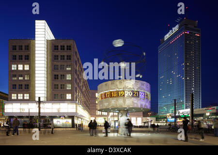 Berlin, Deutschland, die neu gestalteten Alexanderplatz Weltzeituhr in der Nacht Stockfoto