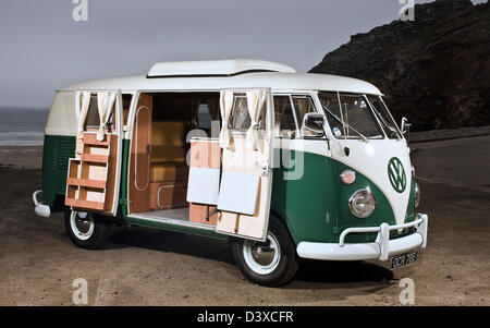 VW Campervan in küstennahen St Agnes, Cornwall, UK Stockfoto