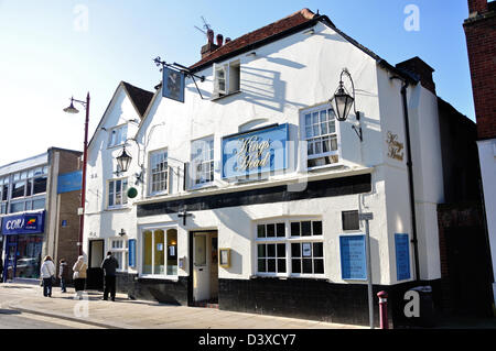 The Kings Head Pub, Guildford Street, Chertsey, Surrey, England, Vereinigtes Königreich Stockfoto