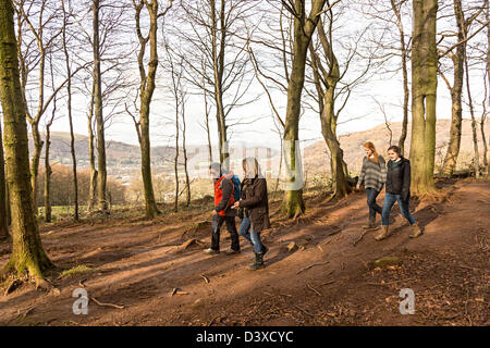 Menschen auf Fußweg Waldspaziergang Fforest Fawr, Cardiff, Wales, UK Stockfoto