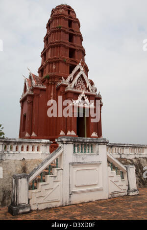 Wat Phra Kaeo Noi ist das kleine Ubosot oben auf dem Berg Khao Wang Stockfoto