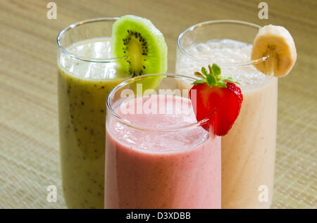 Verschiedene Frucht-Smoothies: Kiwi, Banane, Erdbeeren Stockfoto