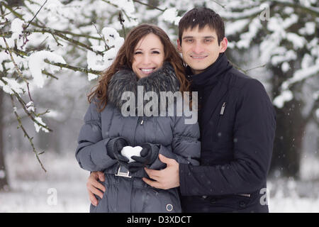 Glückliches junges Paar im Winter Park. Stockfoto
