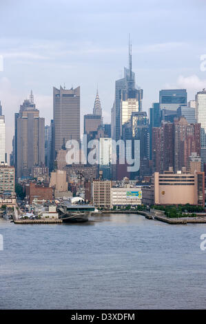 Skyline von Midtown Manhattan, New York City zeigt den Hudson River-Küste in der Nähe der Intrepid Stockfoto