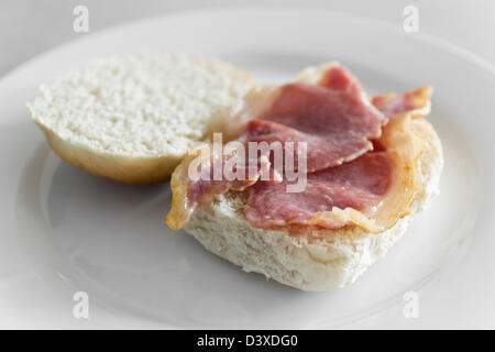 Eine offene Speck Brötchen Stockfoto