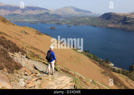 Senior Walker auf Weg nach unten von Catbells über Derwent Water See in Borrowdale betrachten. Keswick Seenplatte England UK Stockfoto